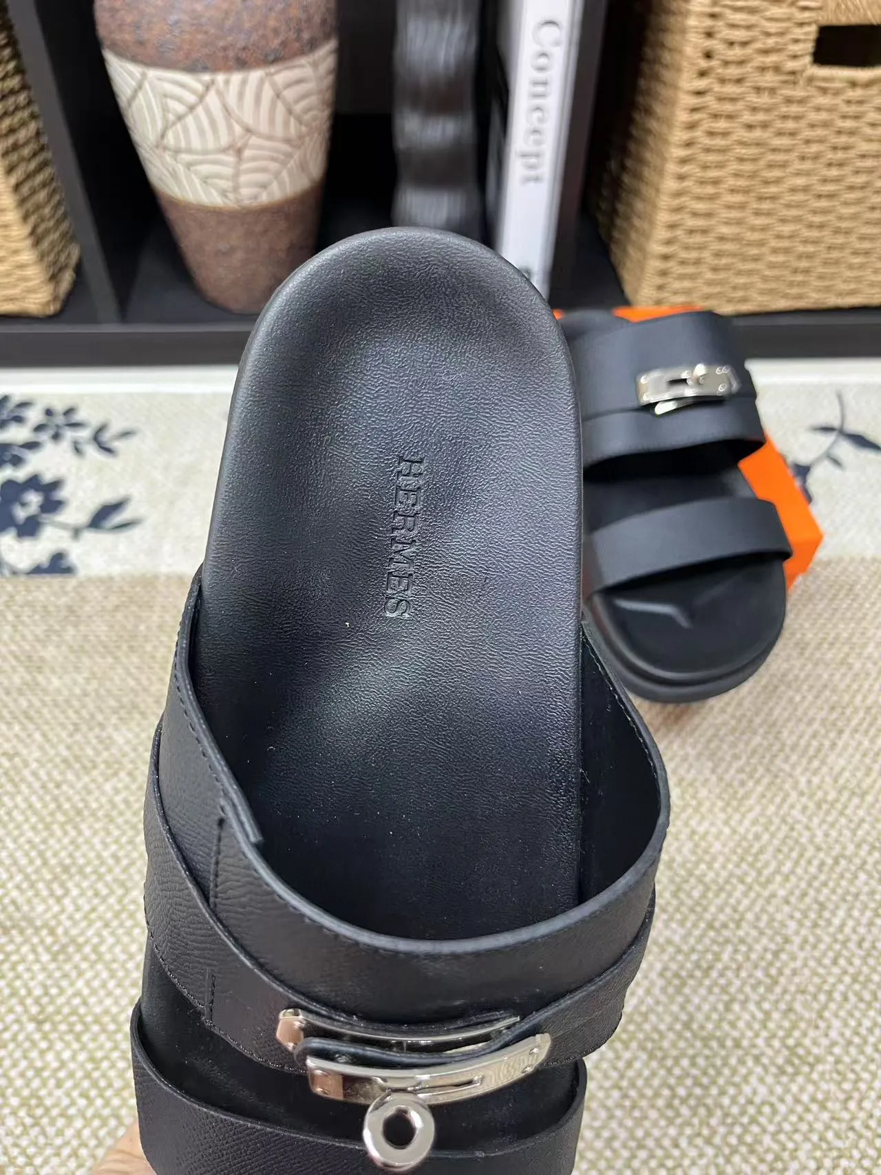 Factory price: 340💰Long-term availability Hermes men's Kazimir slippers for couples - top quality, Hermès woven calfskin functional sandals. The interwoven upper inspired by the "H" iconic pattern creates a casual look, which can be said to be a good companion for summer. Imported cowhide + cowhide lining + TU men's shoes💰Outsole Size: 35-46